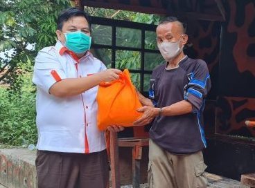 ADITYAWARMAN ADIL GERILYA MENGIRIM BANTUAN LOGISTIK ISOMAN