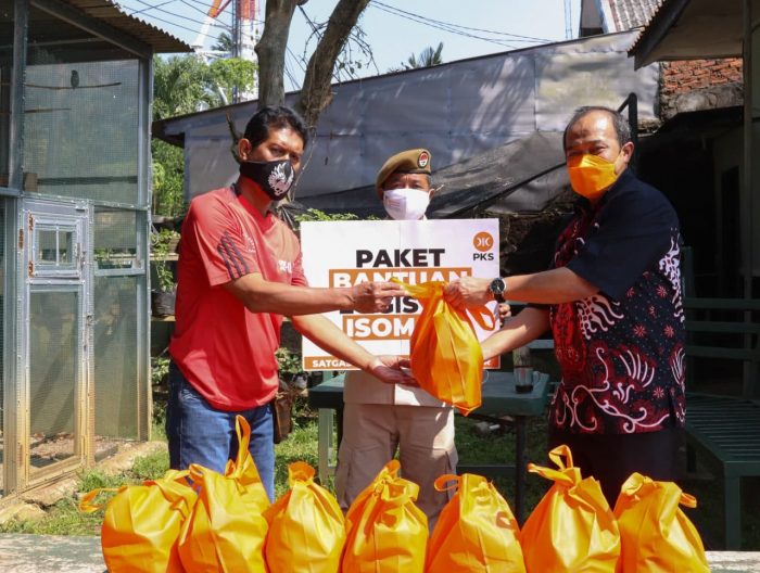 LAGI, ABAH IWAN SURYAWAN DAN ADITYAWARMAN ADIL BERIKAN BANTUAN PANGAN ISOMAN