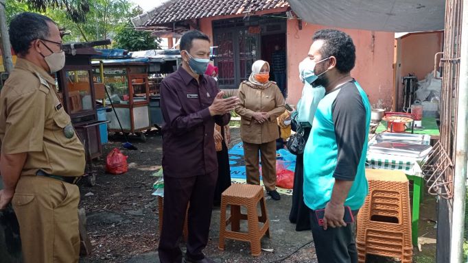Dody Hikmawan Berikan Bantuan ke Dapur Umum Cilendek