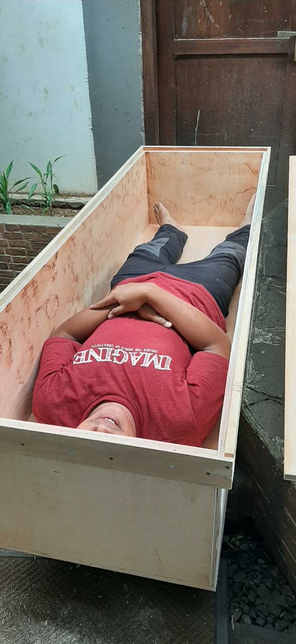 INISIATIF ANGGOTA PKS KOTA BOGOR BUATKAN PETI JENAZAH INISIATIF ANGGOTA PKS KOTA BOGOR BUATKAN PETI JENAZAH