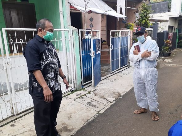 Reses di Empang, Iwan Suryawan Bagikan Paket Sembako ke Warga Isoman