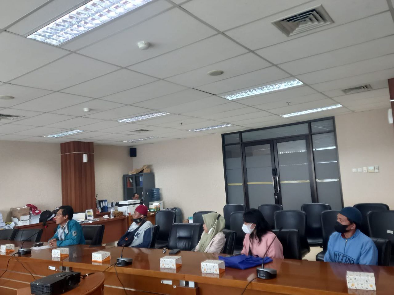 ANGGA ALAN MENERIMA AUDIENSI PEDAGANG KAKI LIMA DEPAN SMP 19 KEDUNG HALANG BOGOR