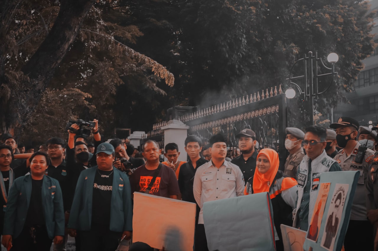 Endah Purwanti Temui Masa Demo Di Depan Gedung DPRD Kota Bogor