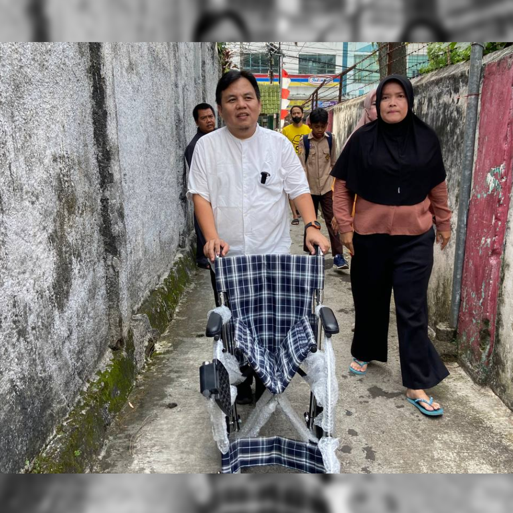 Adityawarman Adil Berikan Bantuan Kursi Roda Kepada Warga Kelurahan Ciwaringin