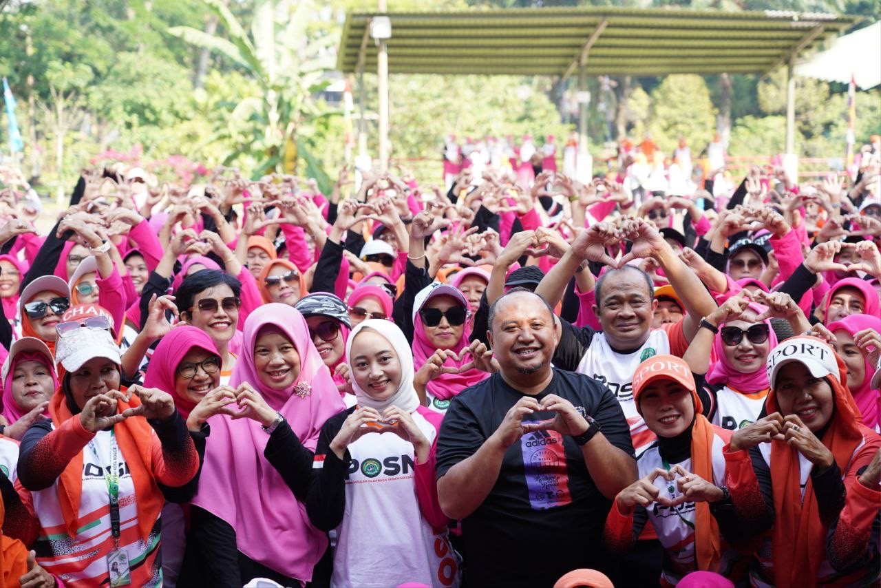 Menjawab Aspirasi Warga, Atang Trisnanto-Annida Allivia Luncurkan Program Satu Keluarga Satu Sarjana Menjawab Aspirasi Warga, Atang Trisnanto-Annida Allivia Luncurkan Program Satu Keluarga Satu Sarjana