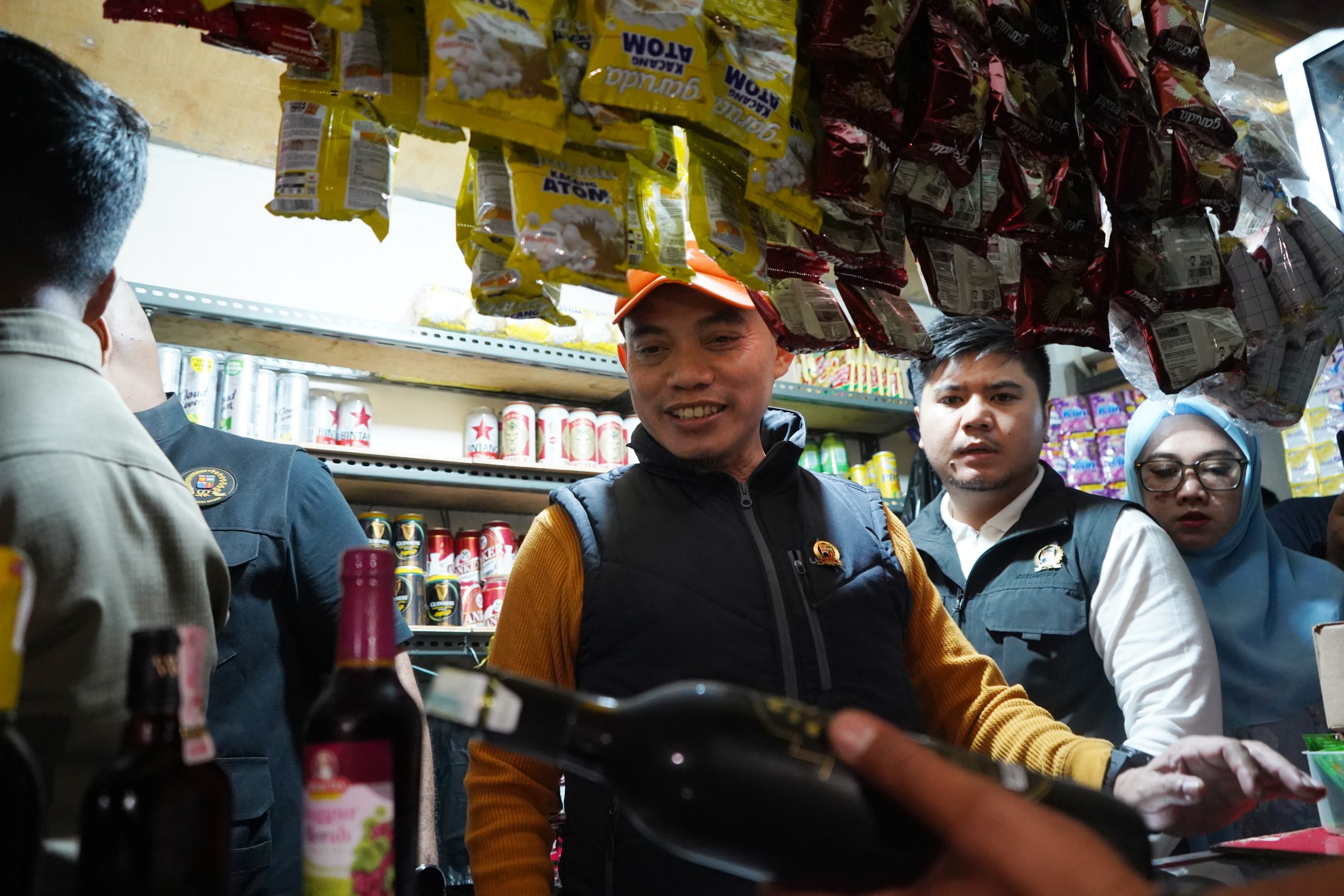 Tindak Lanjuti Aduan Masyarakat, Komisi I DPRD Kota Bogor dan Satpol PP Razia Minuman Beralkohol Ilegal