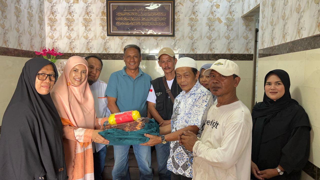Peduli Kebutuhan Warga, Mulyani Serahkan Bantuan Perlengkapan Pemandian Jenazah untuk RW 02 Pasir Mulya