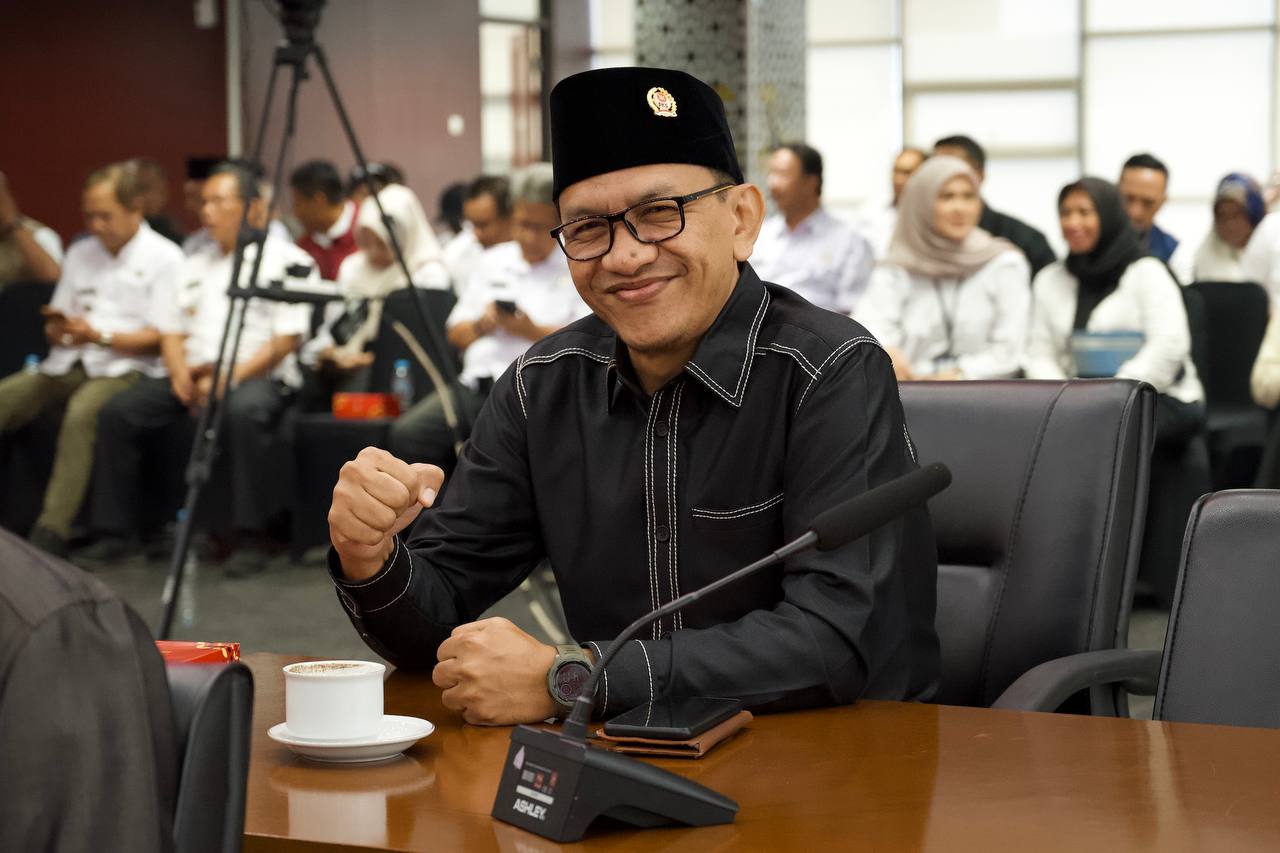 H. M. Dody Hikmawan, SE Dari Laboratorium Kimia ke Kursi Legislatif: Jejak Pengabdian Seorang Putra Bogor