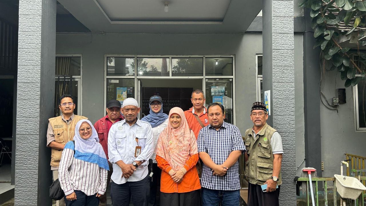 Mulyani Kawal Usulan Pembangunan TPT dan Pengurukan Sungai Cikaret di Kelurahan Pasir Kuda