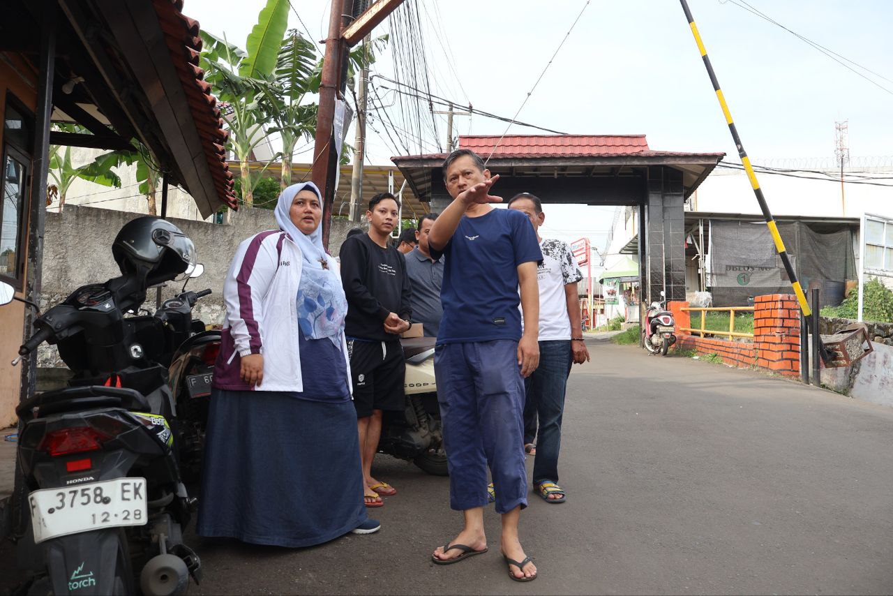 Endah Purwanti Turun Tangan! Drainase Rusak di Ciluar Langsung Dilaporkan – Bonus Bantuan Pos RW Endah Purwanti Turun Tangan! Drainase Rusak di Ciluar Langsung Dilaporkan – Bonus Bantuan Pos RW