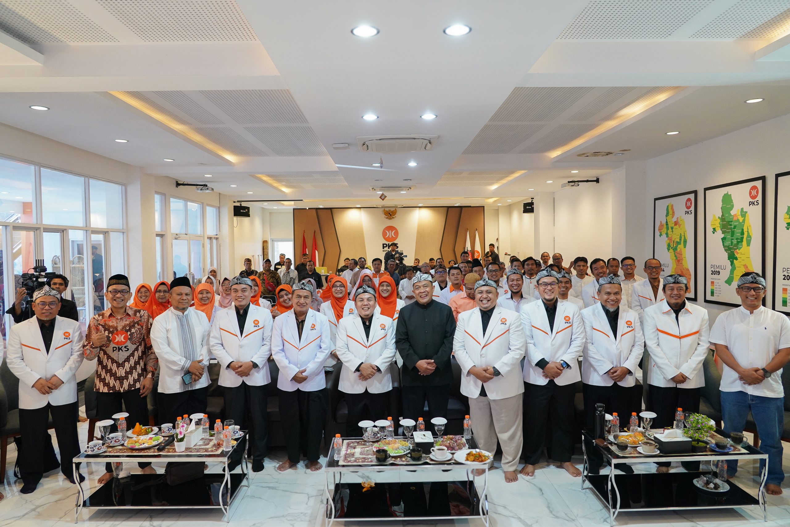 Milad ke-24 PKS, Hadirkan Aksi Nyata dari Potong Tumpeng hingga Launching Solar Panel