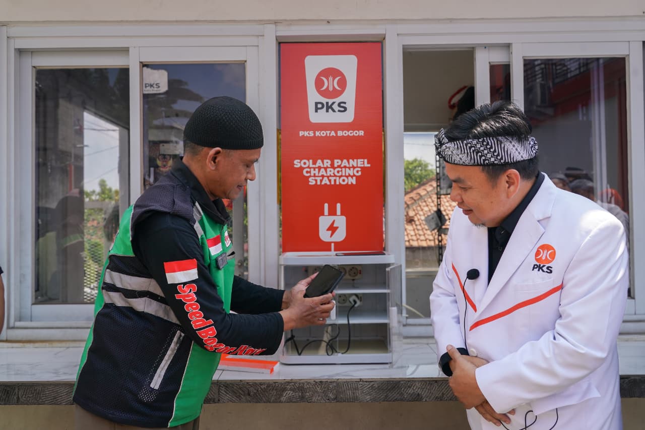 Di Tengah Pemadaman Listrik, PKS Kota Bogor Sediakan Fasilitas Charger Panel Surya Gratis untuk Warga dan Ojol