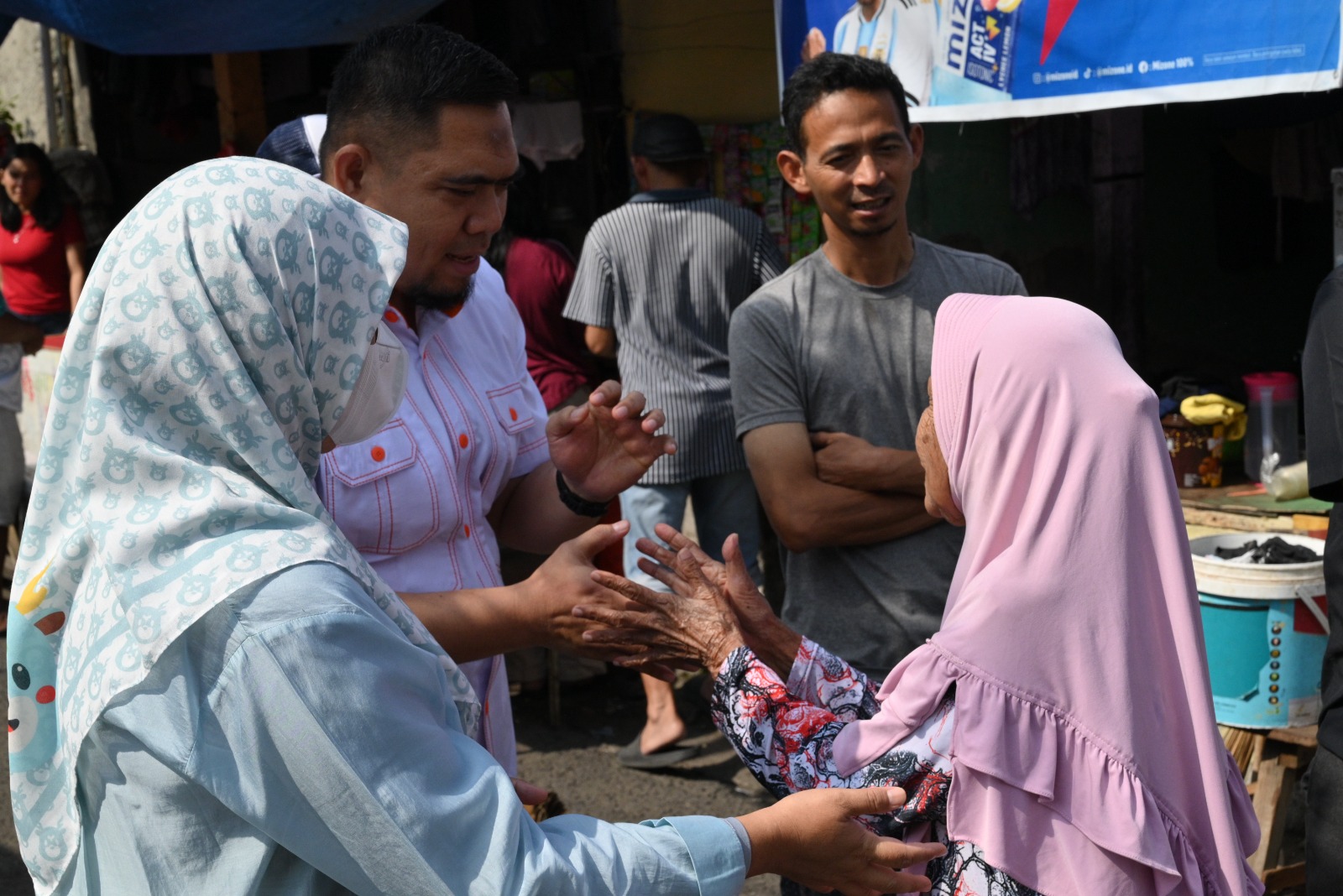 PKS Kota Bogor Serahkan Bantuan Korban Kebakaran Babakan Pasar PKS Kota Bogor Serahkan Bantuan Korban Kebakaran Babakan Pasar