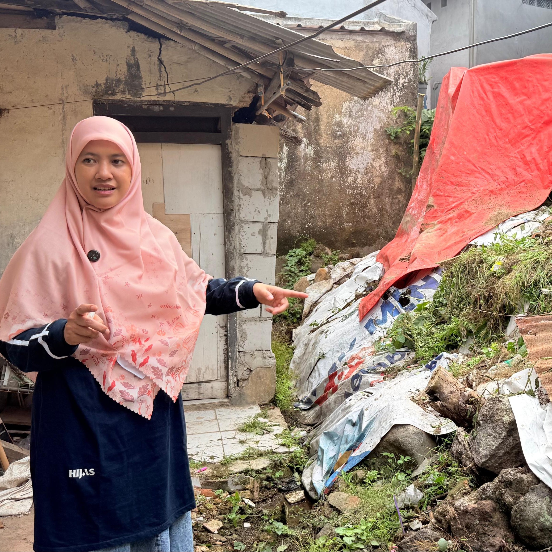 Mulyani Tinjau dan Kawal Penanganan Longsor di RW 07 Kelurahan Pasirkuda Mulyani Tinjau dan Kawal Penanganan Longsor di RW 07 Kelurahan Pasirkuda