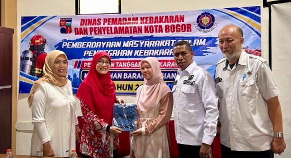 Tingkatkan Kesiapsiagaan, Teh Anna Fasilitasi Pelatihan Pemadam Kebakaran bagi Anak Muda