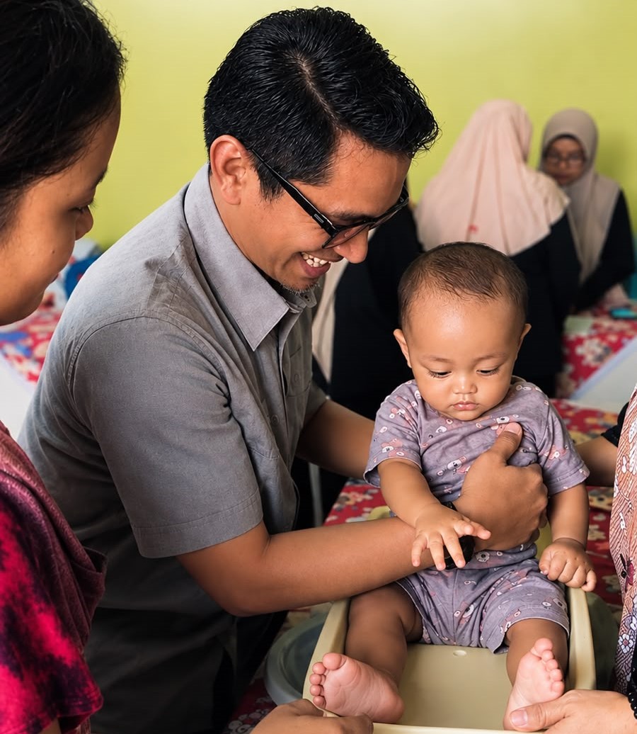 Dukung Layanan Kesehatan Balita, Rozi Putra Salurkan Timbangan Bayi Baru ke Posyandu Mekarsari 1 Dukung Layanan Kesehatan Balita, Rozi Putra Salurkan Timbangan Bayi Baru ke Posyandu Mekarsari 1