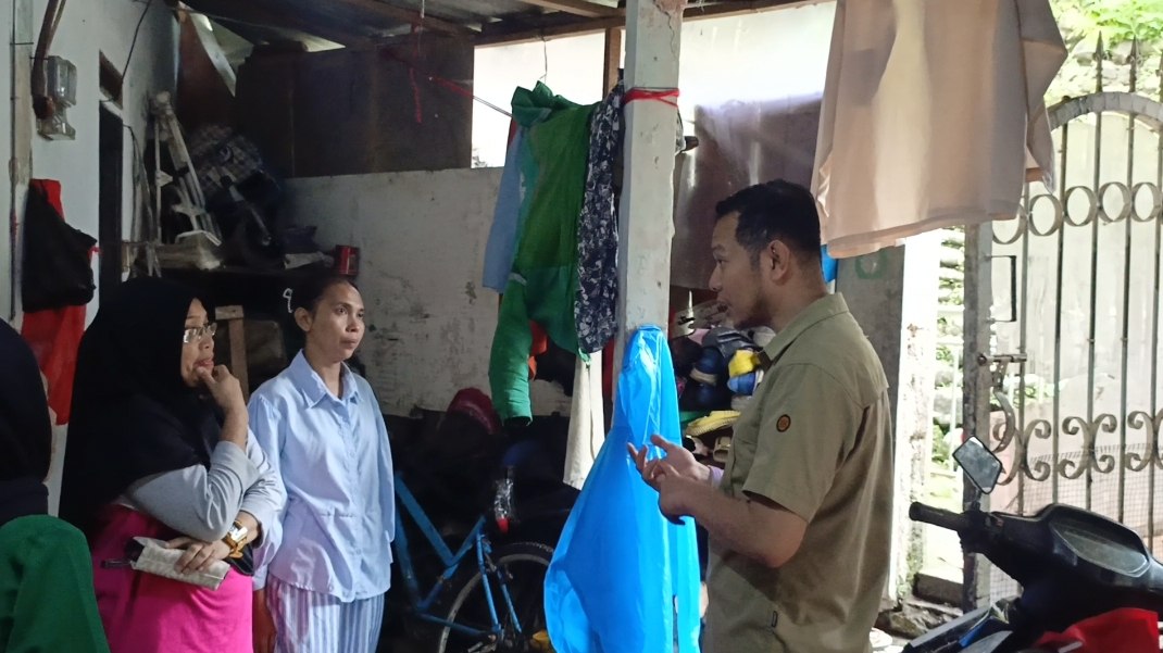 Satu Rumah Dihuni 19 Jiwa, Dedi Mulyono Temukan Dugaan Salah Sasaran Data Desil Bansos Satu Rumah Dihuni 19 Jiwa, Dedi Mulyono Temukan Dugaan Salah Sasaran Data Desil Bansos